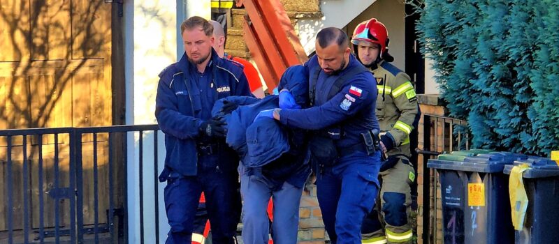 Zaatakował kobietę i zabarykadował się w piwnicy! Agresor zatrzymany przez kamieńską Policję! [FILM]