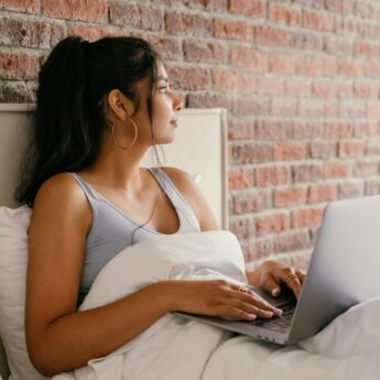 Sypialnia z klimatem – jak stworzyć spokojne wnętrze dzięki cegle