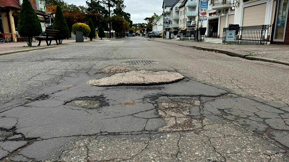 Główna ulica wreszcie przestanie odstraszać. Gmina Rewal przebuduje ul. Grunwaldzką
