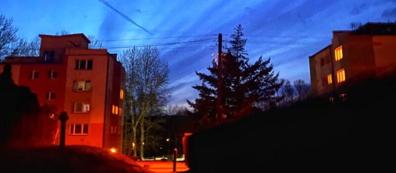Upadek z trzeciego piętra? Policja bada zagadkowe zdarzenie w Kołczewie