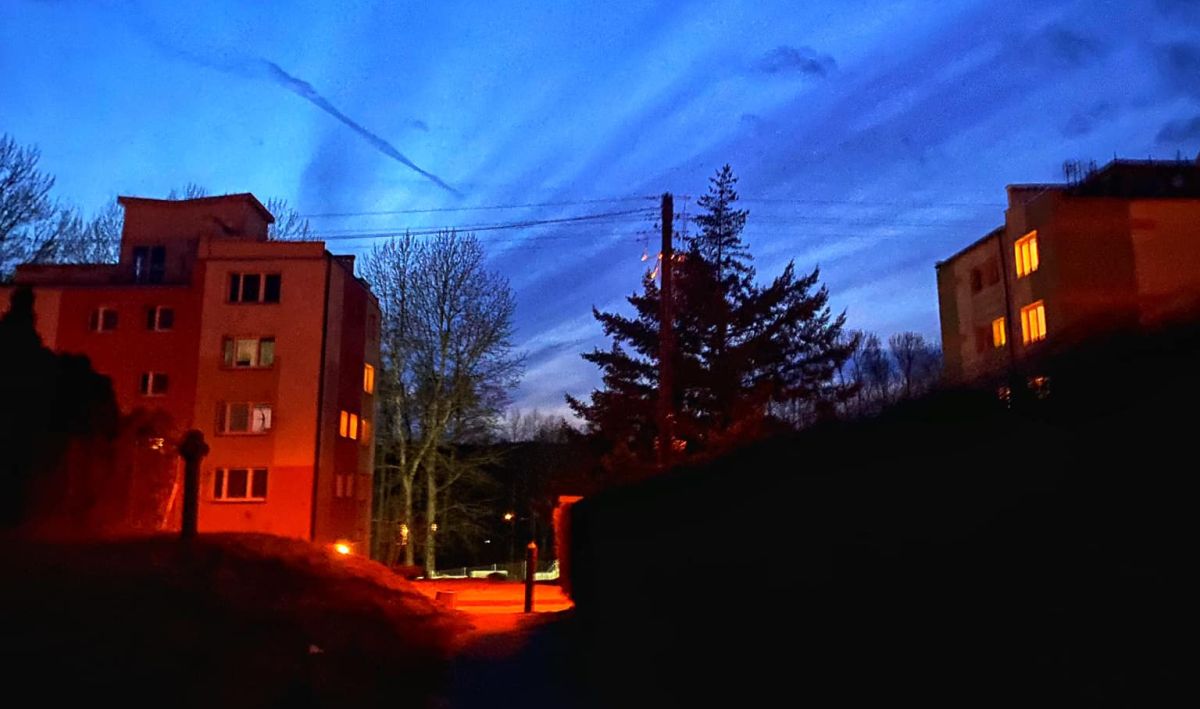 Upadek z trzeciego piętra? Policja bada zagadkowe zdarzenie w Kołczewie