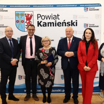 Powiatowe obchody Dnia Edukacji Narodowej w Kamieniu Pomorskim. Podziękowania, nagrody i wzruszenia [ZDJĘCIA]