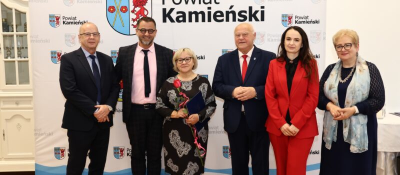 Powiatowe obchody Dnia Edukacji Narodowej w Kamieniu Pomorskim. Podziękowania, nagrody i wzruszenia [ZDJĘCIA]