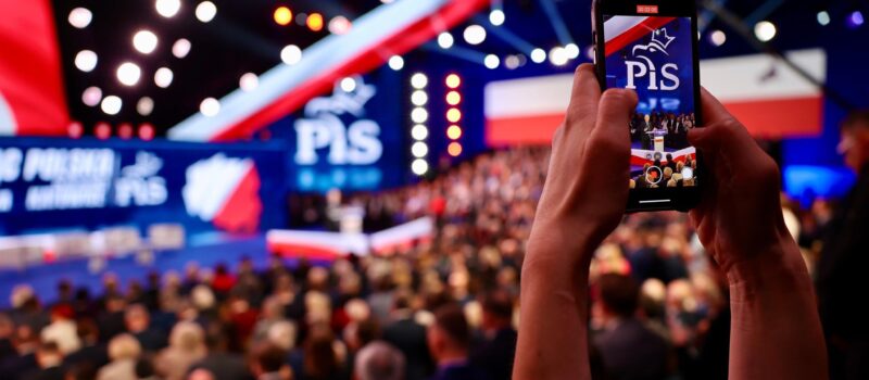 PiS prezentuje nowy program: dochód podstawowy, bony mieszkaniowe i darmowe obiady dla uczniów
