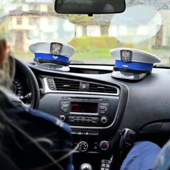 Trwa akcja „Znicz 2025”. Policjanci czuwają nad bezpieczeństwem na drogach Trwa akcja „Znicz 2025”. Policjanci czuwają nad bezpieczeństwem na drogach