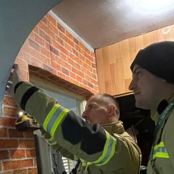 Strażacy z powiatu kamieńskiego montują czujki tlenku węgla Strażacy z powiatu kamieńskiego montują czujki tlenku węgla