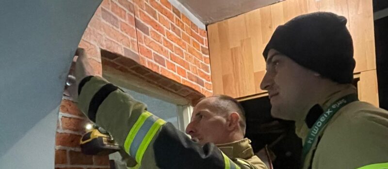 Strażacy z powiatu kamieńskiego montują czujki tlenku węgla Strażacy z powiatu kamieńskiego montują czujki tlenku węgla