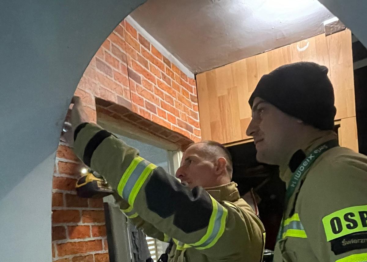 Strażacy z powiatu kamieńskiego montują czujki tlenku węgla