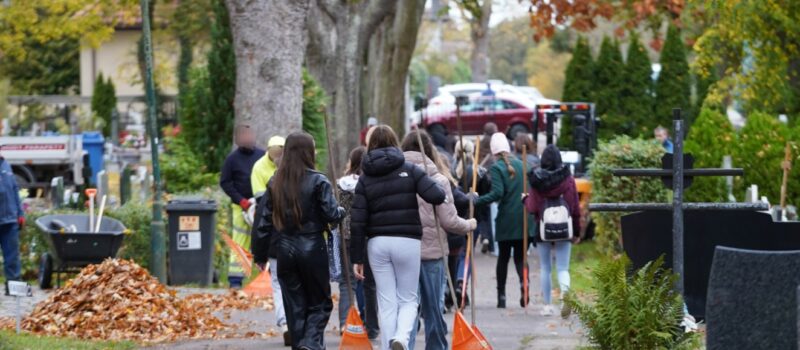 Uczniowie „Dwójki” pomagają w sprzątaniu cmentarza