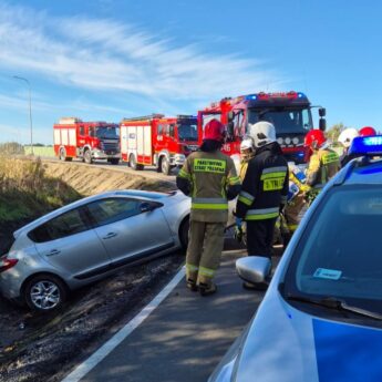 Auto wypadło z drogi między Troszynem a Troszynkiem!