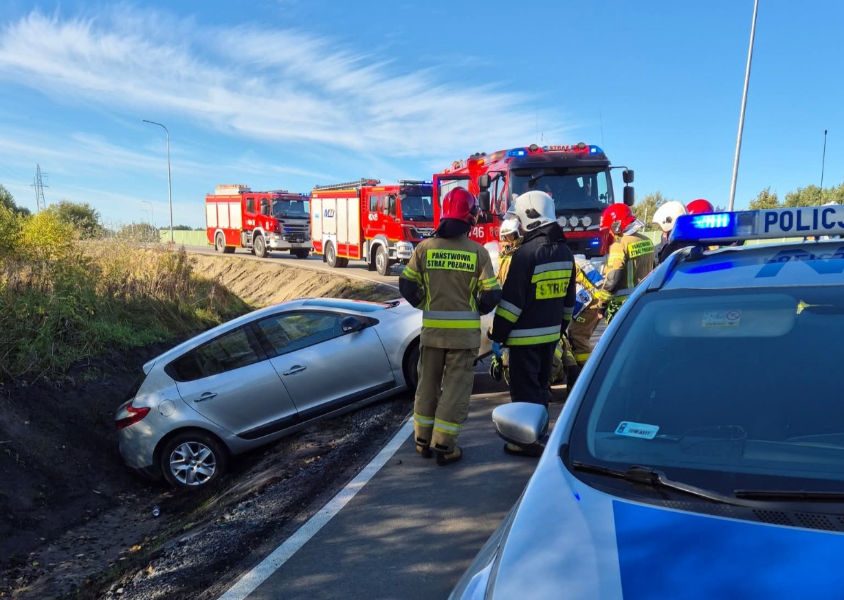 Auto wypadło z drogi między Troszynem a Troszynkiem!