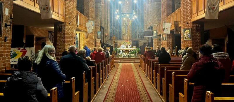 Coroczne liczenie katolików zaskoczyło. Coraz mniej wiernych w kościołach, ale coraz więcej przyjmuje Komunię
