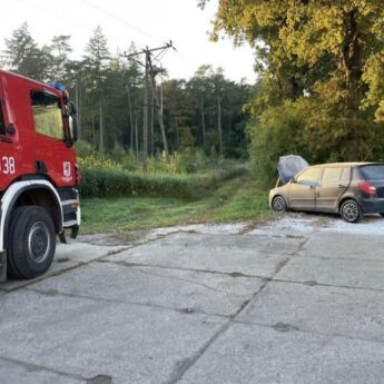 Pożar samochodu w Piaskach Wielkich. Interweniowały dwa zastępy straży pożarnej Pożar samochodu w Piaskach Wielkich. Interweniowały dwa zastępy straży pożarnej