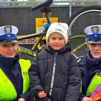 Nowy punkt naprawy rowerów w gminie Dziwnów. Policjantki promowały bezpieczeństwo na drodze Nowy punkt naprawy rowerów w gminie Dziwnów. Policjantki promowały bezpieczeństwo na drodze