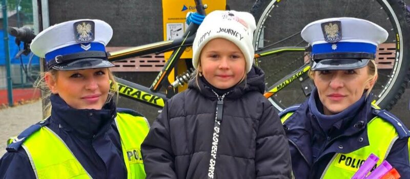 Nowy punkt naprawy rowerów w gminie Dziwnów. Policjantki promowały bezpieczeństwo na drodze Nowy punkt naprawy rowerów w gminie Dziwnów. Policjantki promowały bezpieczeństwo na drodze