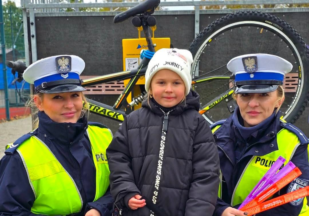 Nowy punkt naprawy rowerów w gminie Dziwnów. Policjantki promowały bezpieczeństwo na drodze