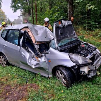 Honda wypadła z drogi i uderzyła w drzewo. Dwie osoby poszkodowane