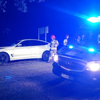 Groźny wypadek w Skarchowie. BMW uderzyło w drzewo Groźny wypadek w Skarchowie. BMW uderzyło w drzewo