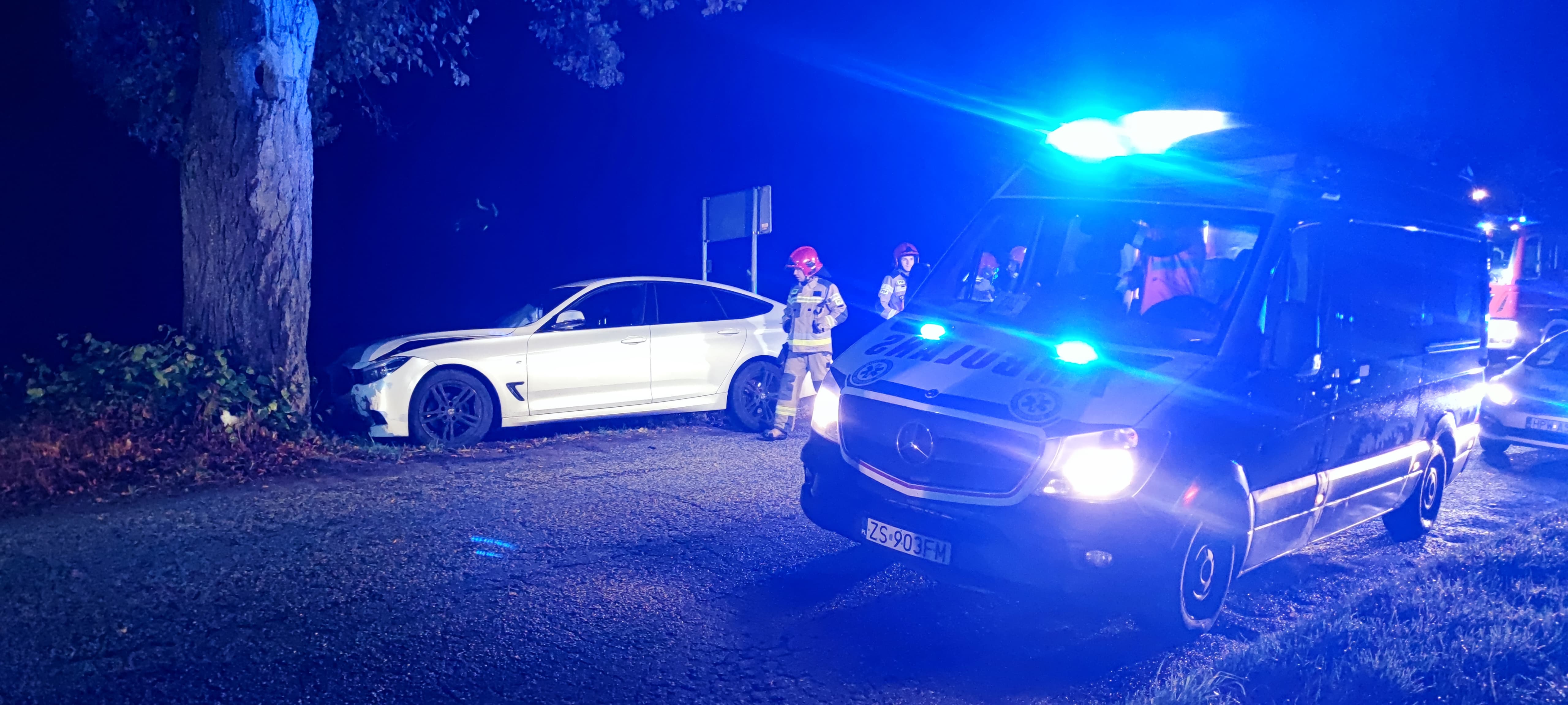 Groźny wypadek w Skarchowie. BMW uderzyło w drzewo
