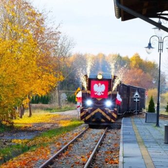 Rewalska kolejka zaprasza na przejażdżki z Ojcami Polskiej Niepodległości