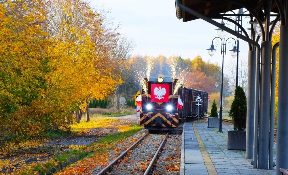 Rewalska kolejka zaprasza na przejażdżki z Ojcami Polskiej Niepodległości