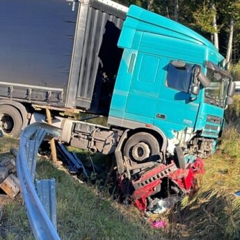 Samochód nauki jazdy zmiażdżony przez ciężarówkę! [AKTUALIZACJA]