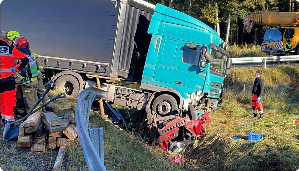 Samochód nauki jazdy zmiażdżony przez ciężarówkę!