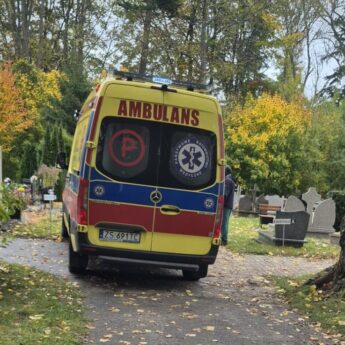 Mężczyzna zasłabł na cmentarzu. Pracownicy PGK zareagowali błyskawicznie Mężczyzna zasłabł na cmentarzu. Pracownicy PGK zareagowali błyskawicznie