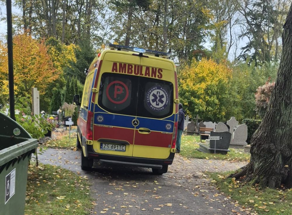 Mężczyzna zasłabł na cmentarzu. Pracownicy PGK zareagowali błyskawicznie