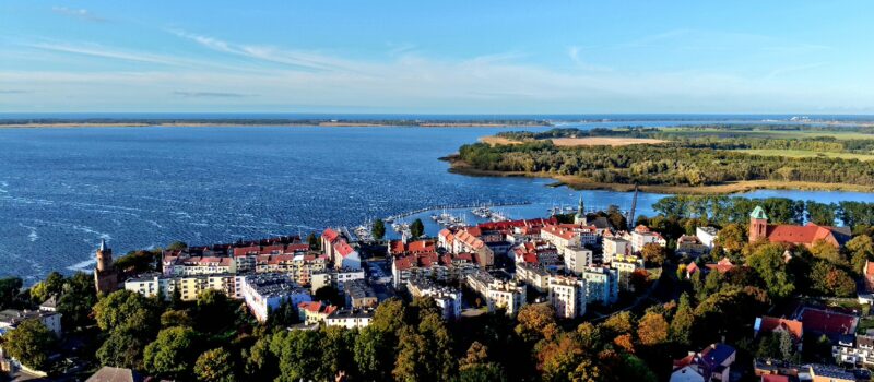 Międzyzdroje i Dziwnów w krajowej czołówce, Świerzno i Kamień Pomorski pną się w górę.