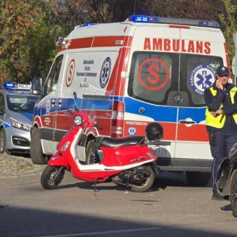 Niebezpieczne chwile na rondzie w Kamieniu Pomorskim. 71-latka potrącona na skuterze