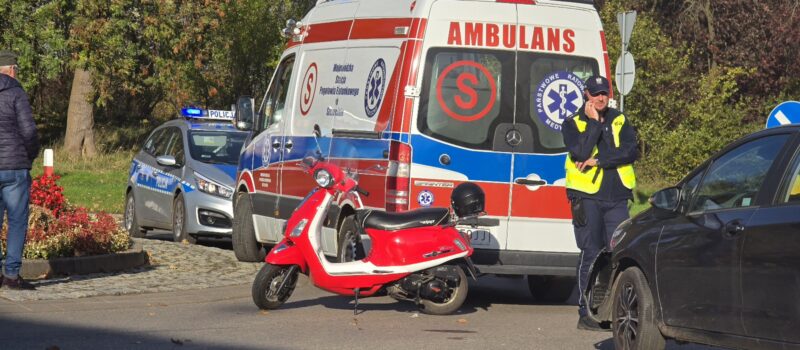 Niebezpieczne chwile na rondzie w Kamieniu Pomorskim. 71-latka potrącona na skuterze
