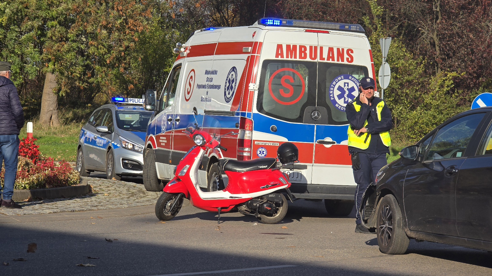 Niebezpieczne chwile na rondzie w Kamieniu Pomorskim. 71-latka potrącona na skuterze