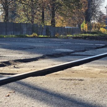 „Remont” przejazdu kolejowego w Kamieniu Pomorskim budzi zastrzeżenia. „Trzeba uważać, żeby nie urwać zawieszenia”