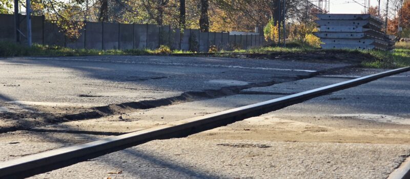 „Remont” przejazdu kolejowego w Kamieniu Pomorskim budzi zastrzeżenia. „Trzeba uważać, żeby nie urwać zawieszenia”