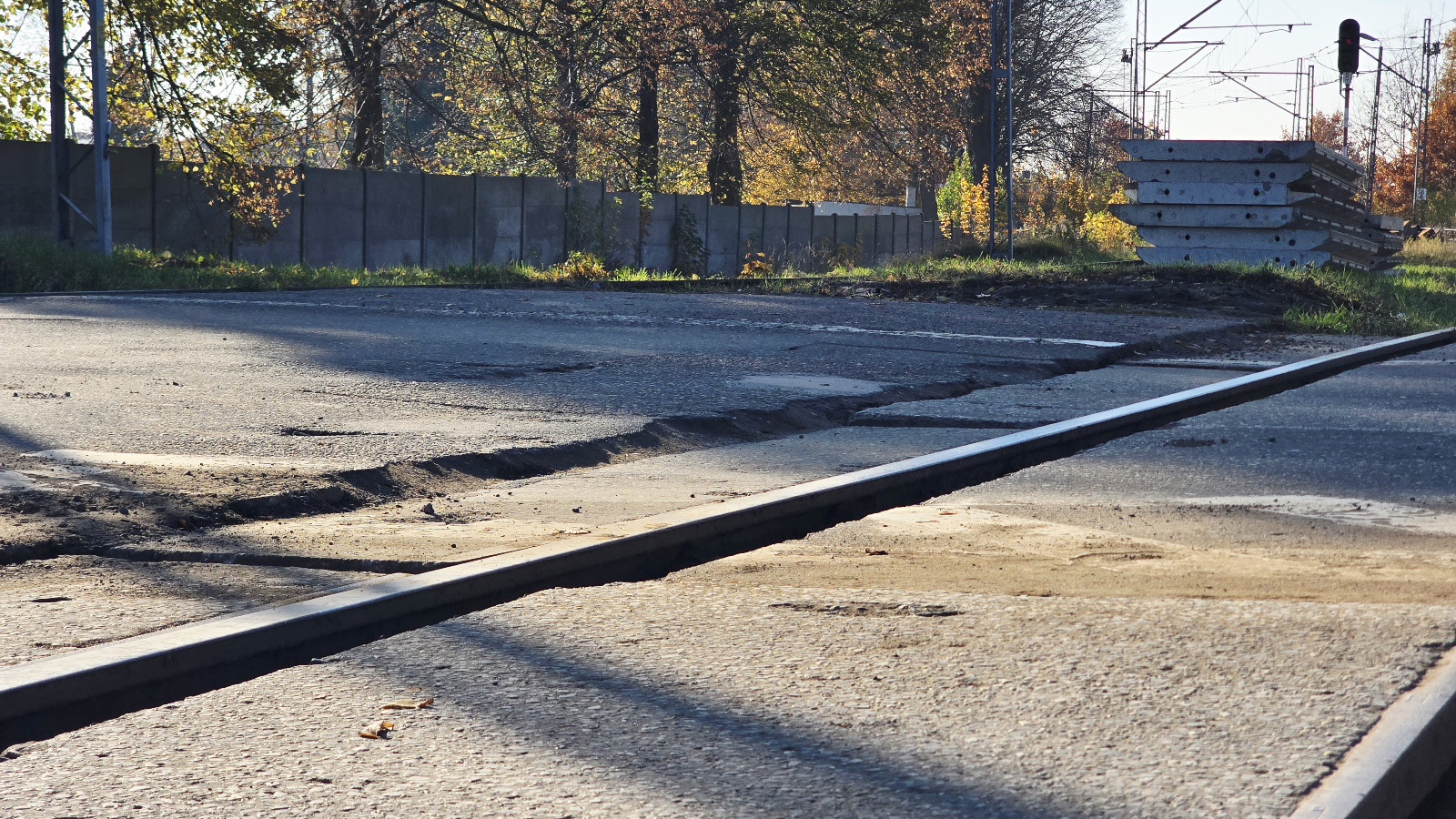 „Remont” przejazdu kolejowego w Kamieniu Pomorskim budzi zastrzeżenia. „Trzeba uważać, żeby nie urwać zawieszenia”