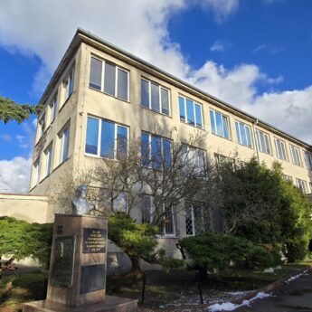 Mniej uczniów w szkołach powiatowych. Najsłabszy wynik w technikach