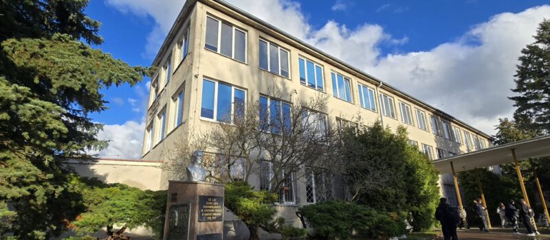 Mniej uczniów w szkołach powiatowych. Najsłabszy wynik w technikach