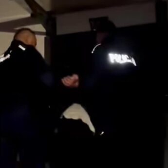 Groźby, strzały i narkotyki. Policjanci interweniowali we Wrzosowie [FILM]