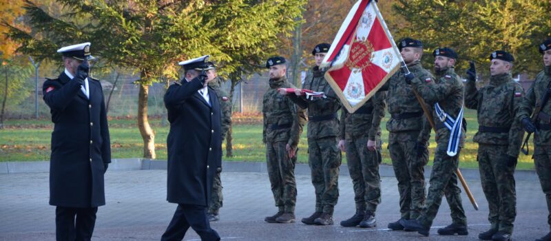 Uroczyste rozprowadzenie z okazji Narodowego Święta Niepodległości w 8. Batalionie Saperów w Dziwnowie