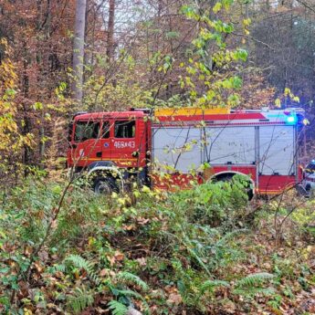 Wypadek quada w lesie pod Krzepocinem. Ranny mężczyzna trafił do szpitala