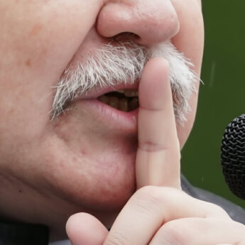 Rewal milczy w sprawie pomników za setki tysięcy złotych! Jakie tajemnice skrywa Wójt Oświęcimski?