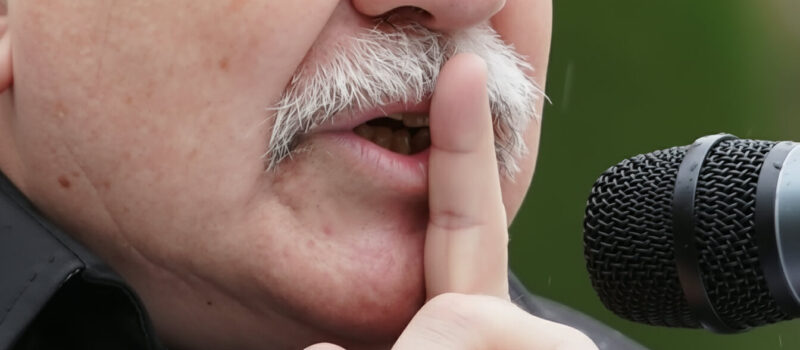 Rewal milczy w sprawie pomników za setki tysięcy złotych! Jakie tajemnice skrywa Wójt Oświęcimski?