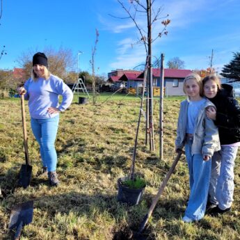 W Łukęcinie powstaje park. Mieszkańcy posadzili drzewa na Osiedlu Brzozowym