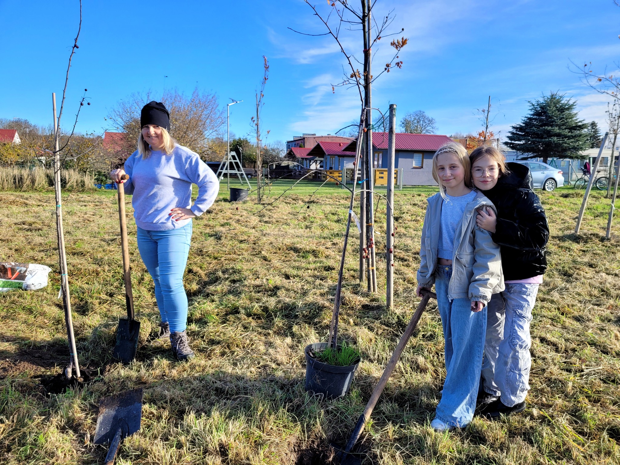 W Łukęcinie powstaje park. Mieszkańcy posadzili drzewa na Osiedlu Brzozowym