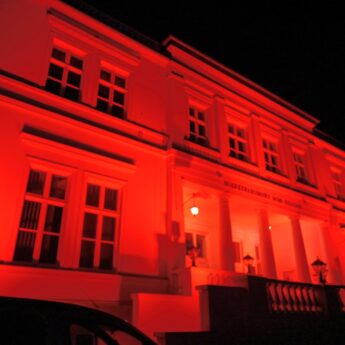 Międzyzdroje podświetlone na czerwono. Ważny apel dotyczący przemocy wobec dzieci