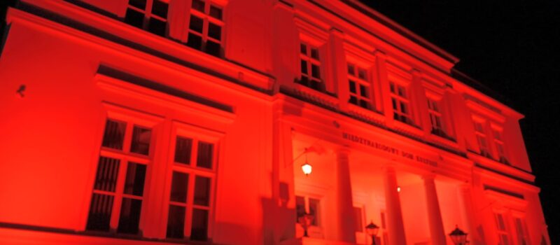Międzyzdroje podświetlone na czerwono. Ważny apel dotyczący przemocy wobec dzieci