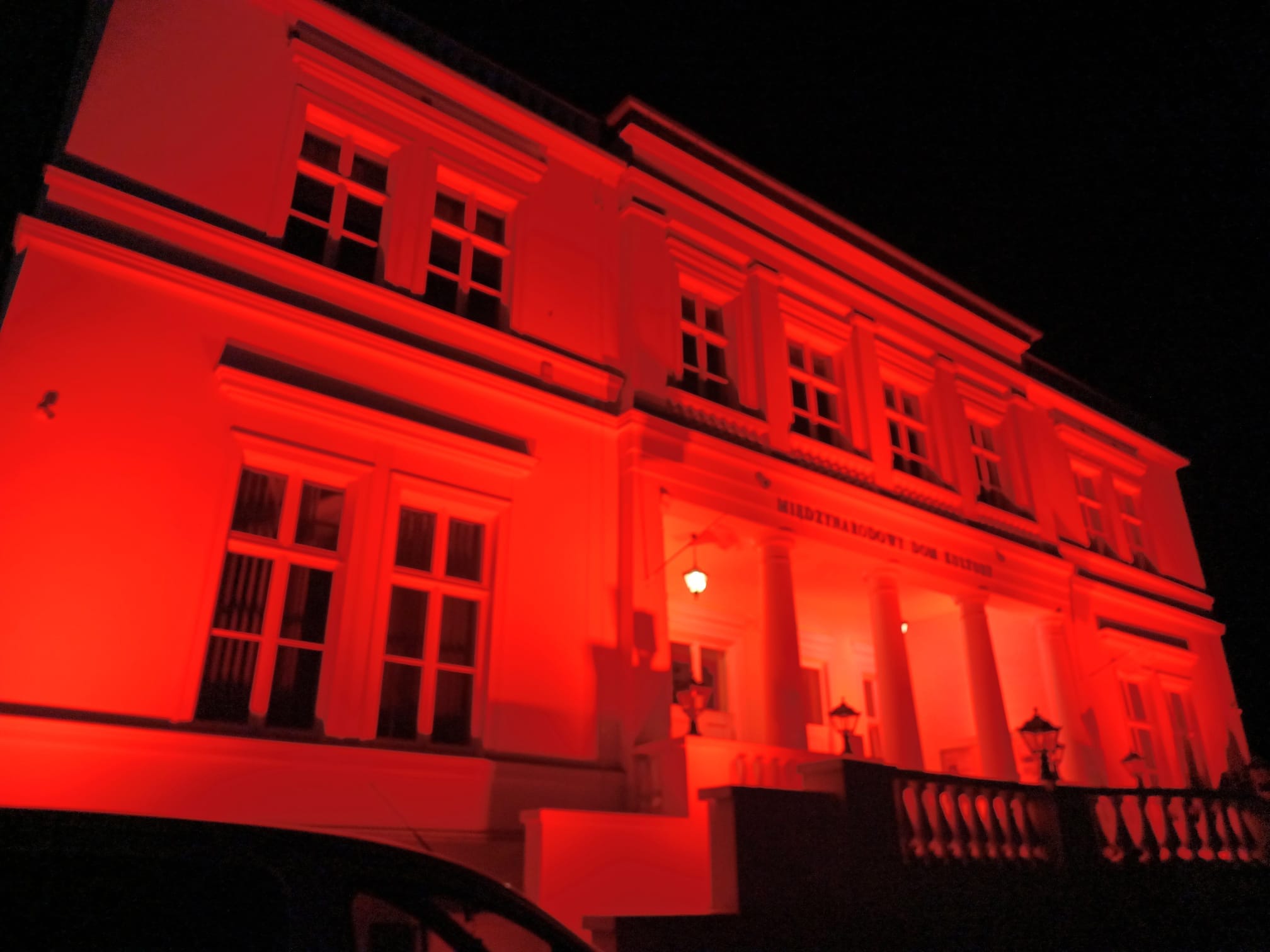 Międzyzdroje podświetlone na czerwono. istotny apel dotyczący przemocy wobec dzieci