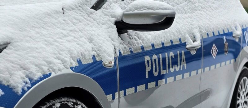 Pierwszy śnieg na drogach. Policja apeluje o ostrożność kierowców i pieszych Pierwszy śnieg na drogach. Policja apeluje o ostrożność kierowców i pieszych
