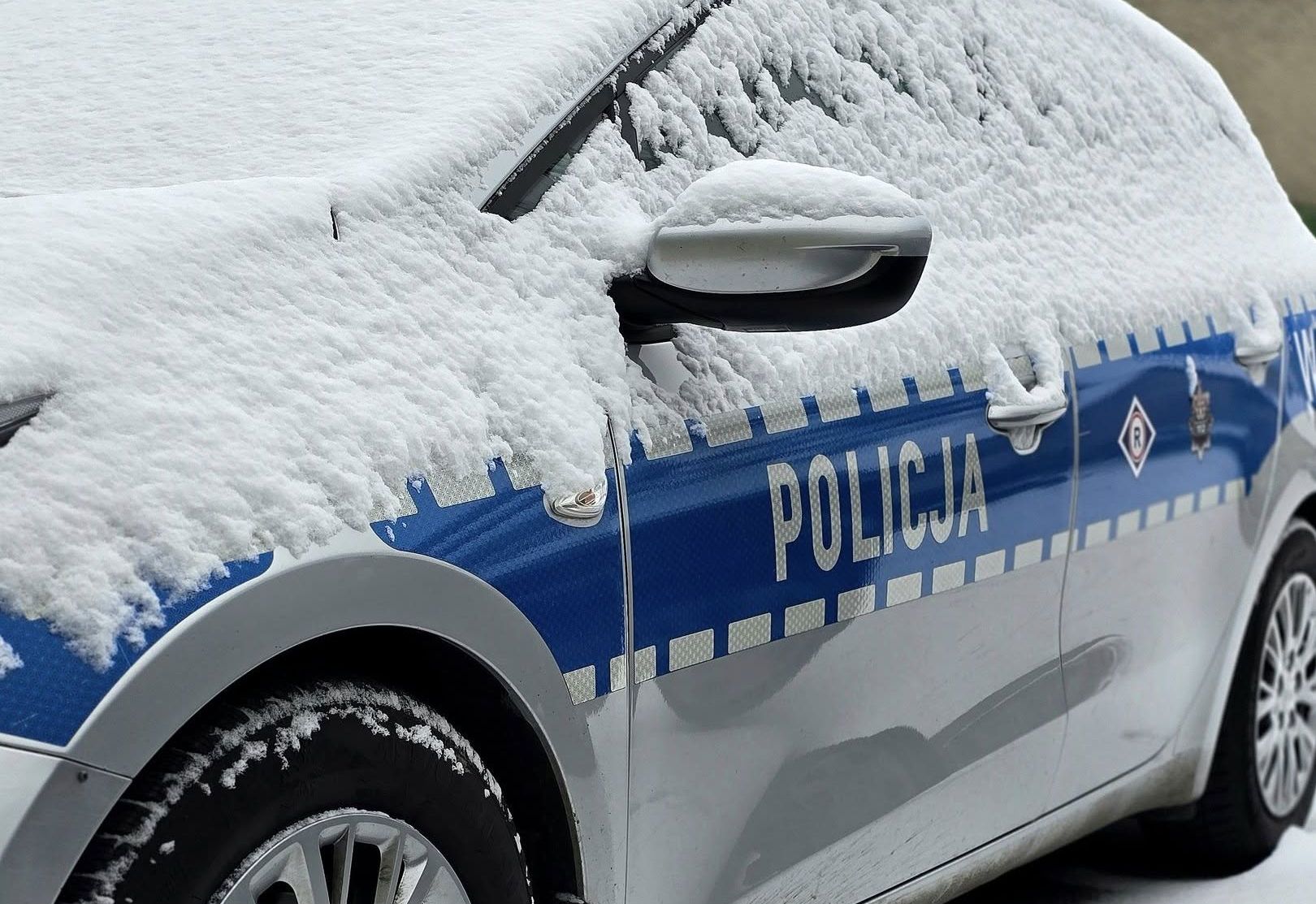 Pierwszy śnieg na drogach. Policja apeluje o ostrożność kierowców i pieszych
